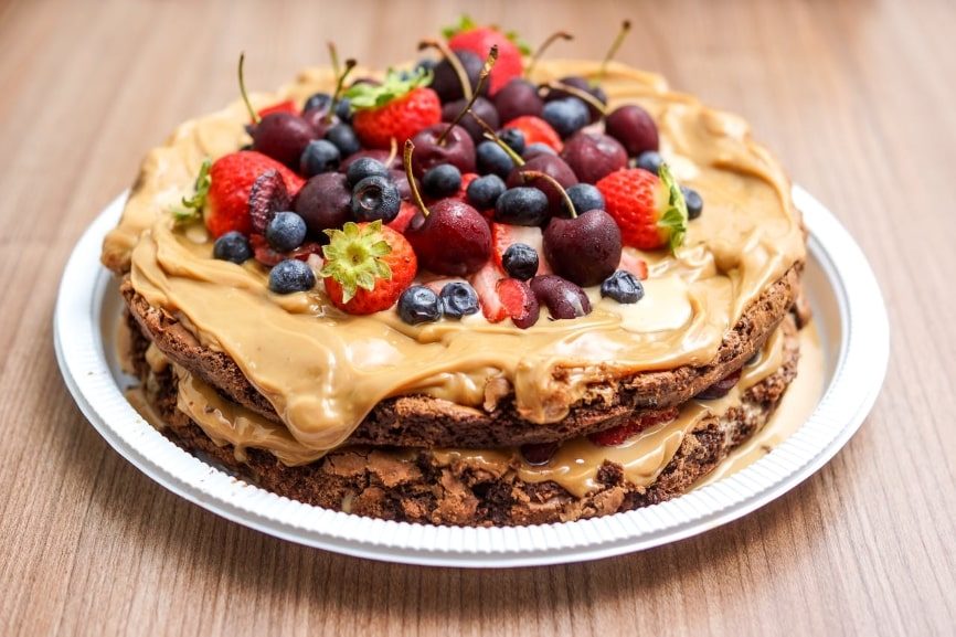 Butter cookie cake with fruit toppings