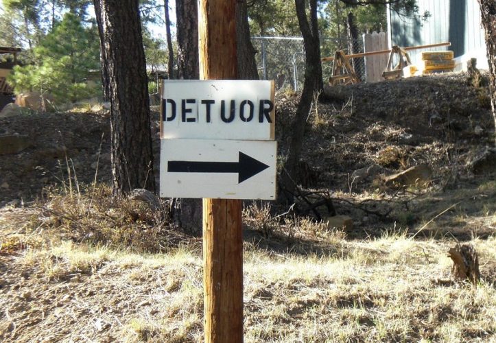 Image, Detour sign with incorrect spelling.